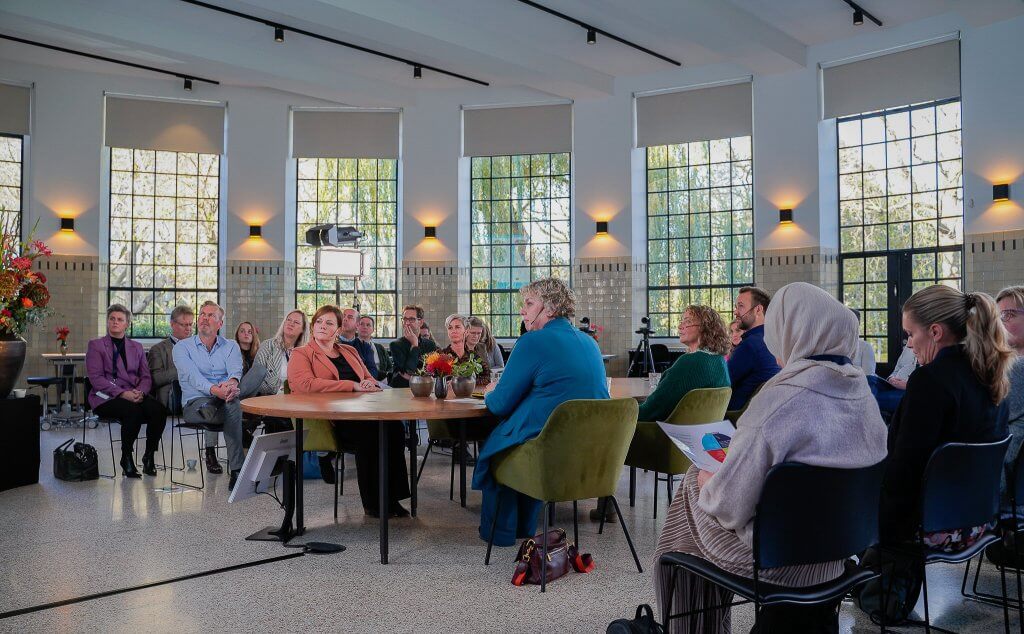 Deze afbeelding laat het On Tour Webinar zien van Jeugdzorg Werkt in de Snijzaal in het Anatomiegebouw in Utrecht.